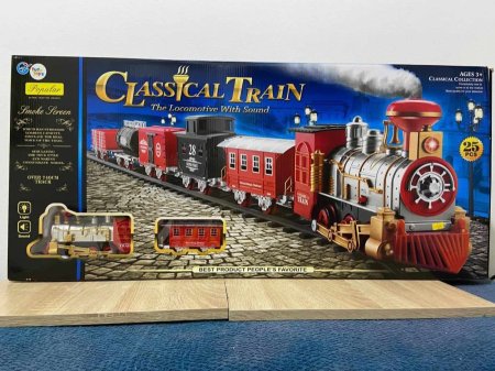 لعبة قطار كلاسيكي تعمل بالبطارية وتتميز بمؤثرات صوتية وضوئية ودخانية واقعية.