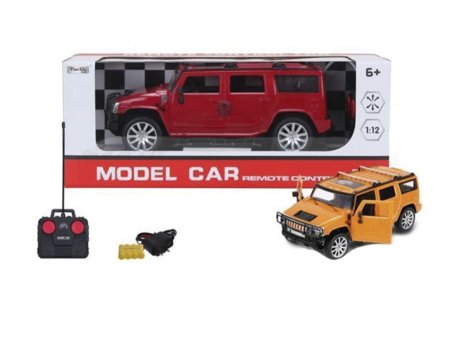 سيارة تحكم عن بعد باللون الأحمر طراز هامر هي لعبة يتم التحكم فيها عن بعد،