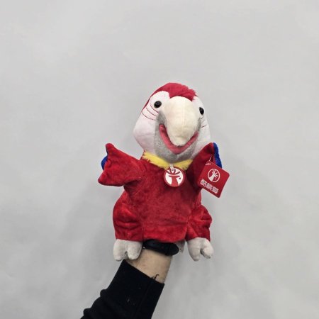 دمية ببغاء أحمر