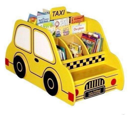 مكتبة خشبية للأطفال مصممة على شكل سيارة أجرة (Taxi) صفراء زاهية