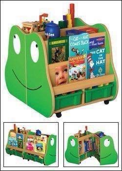 رف كتب للأطفال على شكل ضفدع مبتسم،